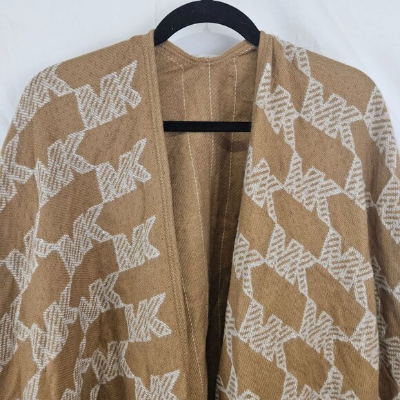 Vintage-Style Beige & White Geometric Knit Shawl Wrap - Picture 2 of 9